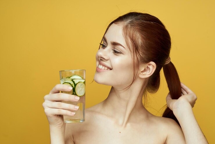 air rendaman timun, infused water timun, manfaat air timun, detoks alami, air timun untuk ginjal, air timun dan asam urat, minuman sehat ibu muda, air timun untuk kulit